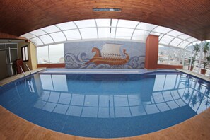 Indoor pool, sun loungers - Madisson Hotel (Jounieh)