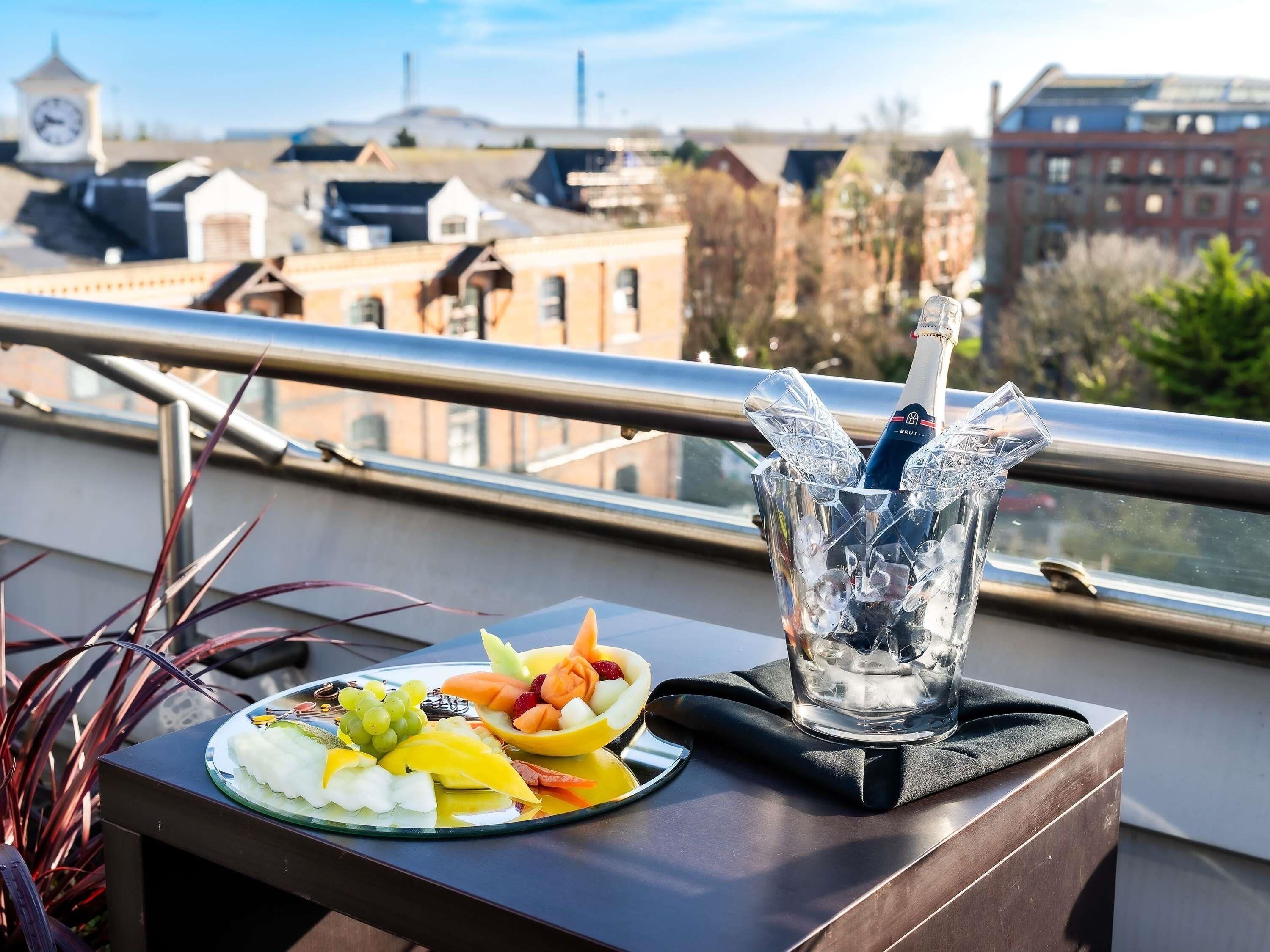 خزنة داخل الغرفة ومكتب ومساحة عمل للكمبيوتر المحمول وستائر تعتيم