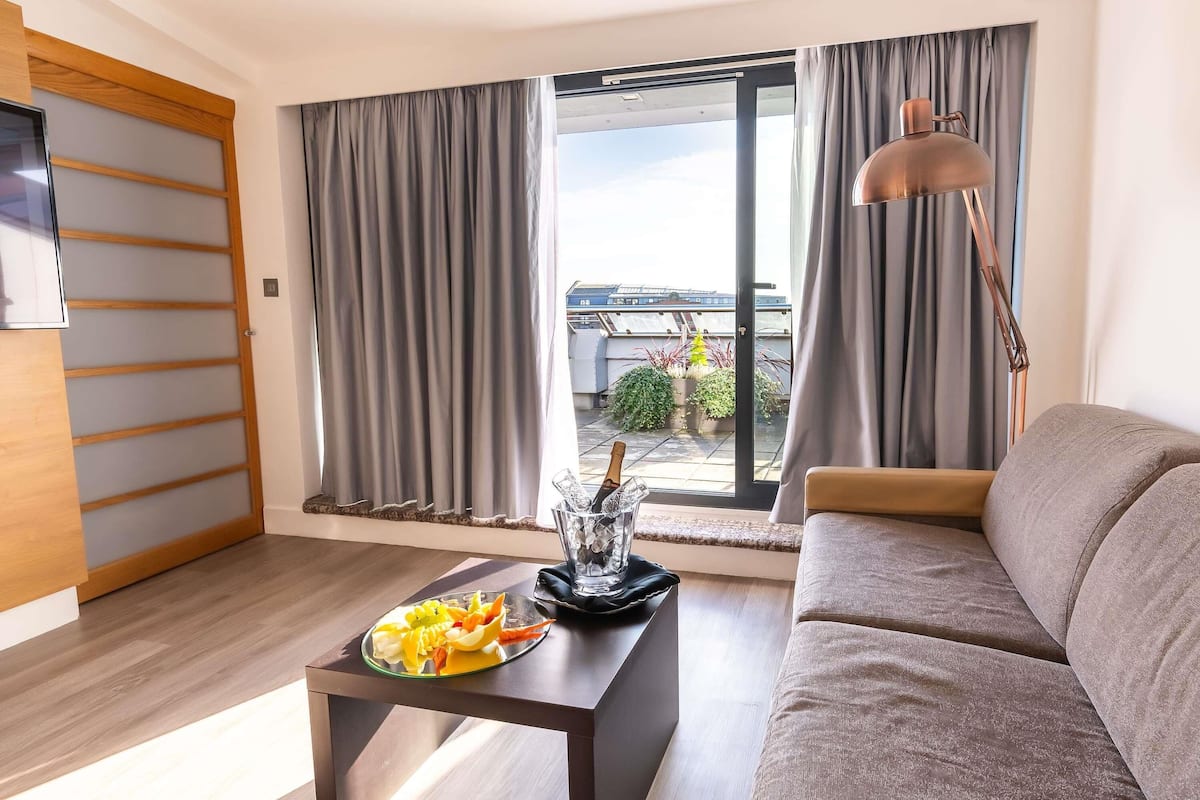 in-room safe, desk, laptop workspace, blackout curtains