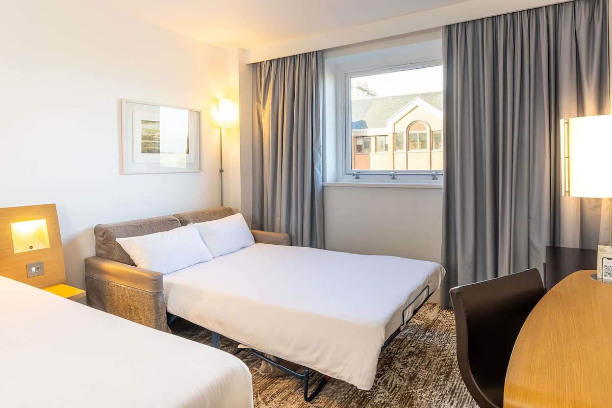 Standardzimmer, 1 Queen-Bett und Schlafsofa | Zimmersafe, Schreibtisch, laptopgeeigneter Arbeitsplatz