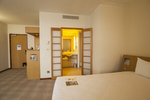 Chambre Supérieure, 1 grand lit | Coffres-forts dans les chambres, bureau