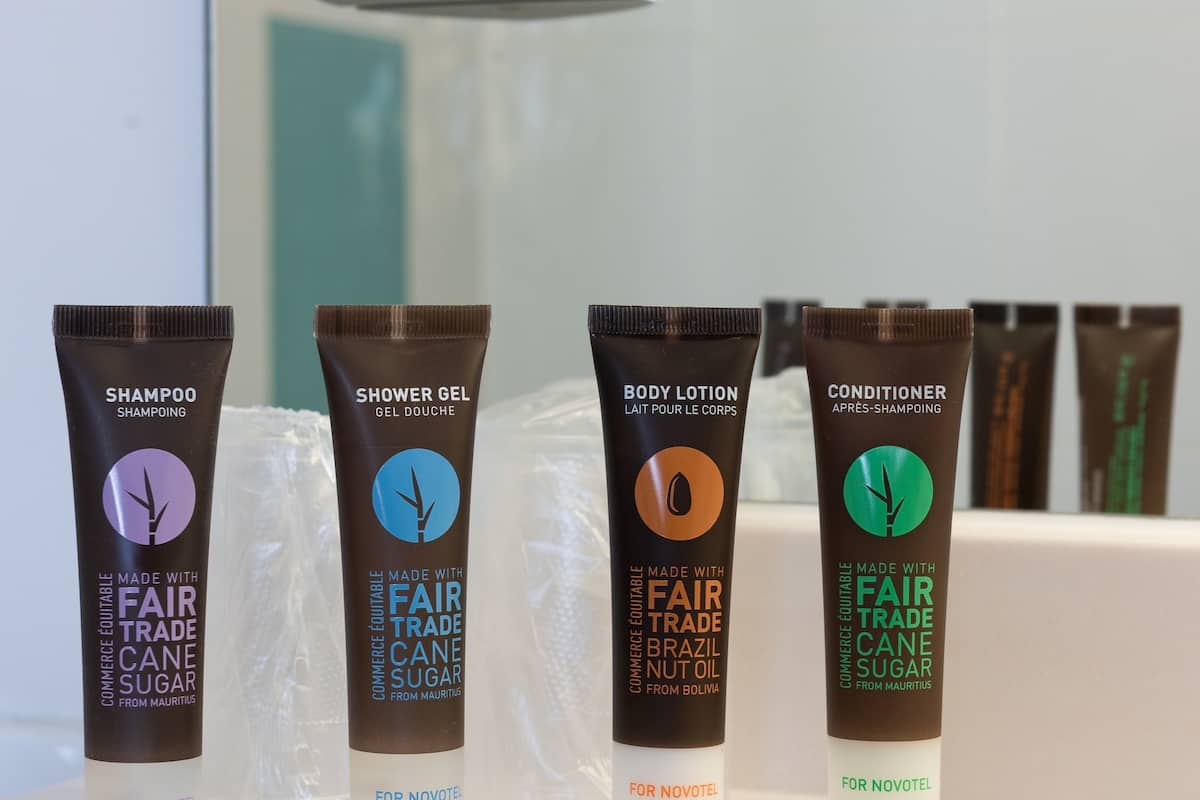 Duschwanne, umweltfreundliche Kosmetikartikel, Haartrockner, Handtücher