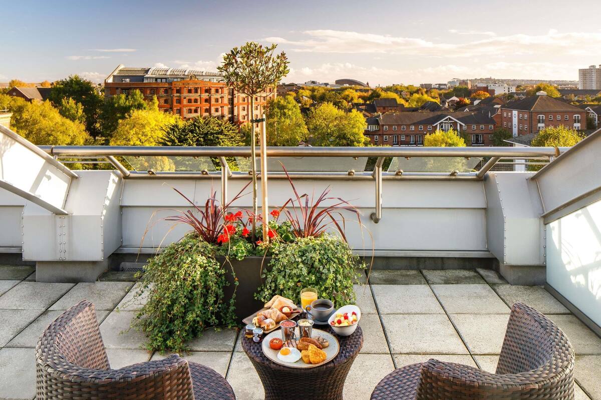 in-room safe, desk, laptop workspace, blackout curtains