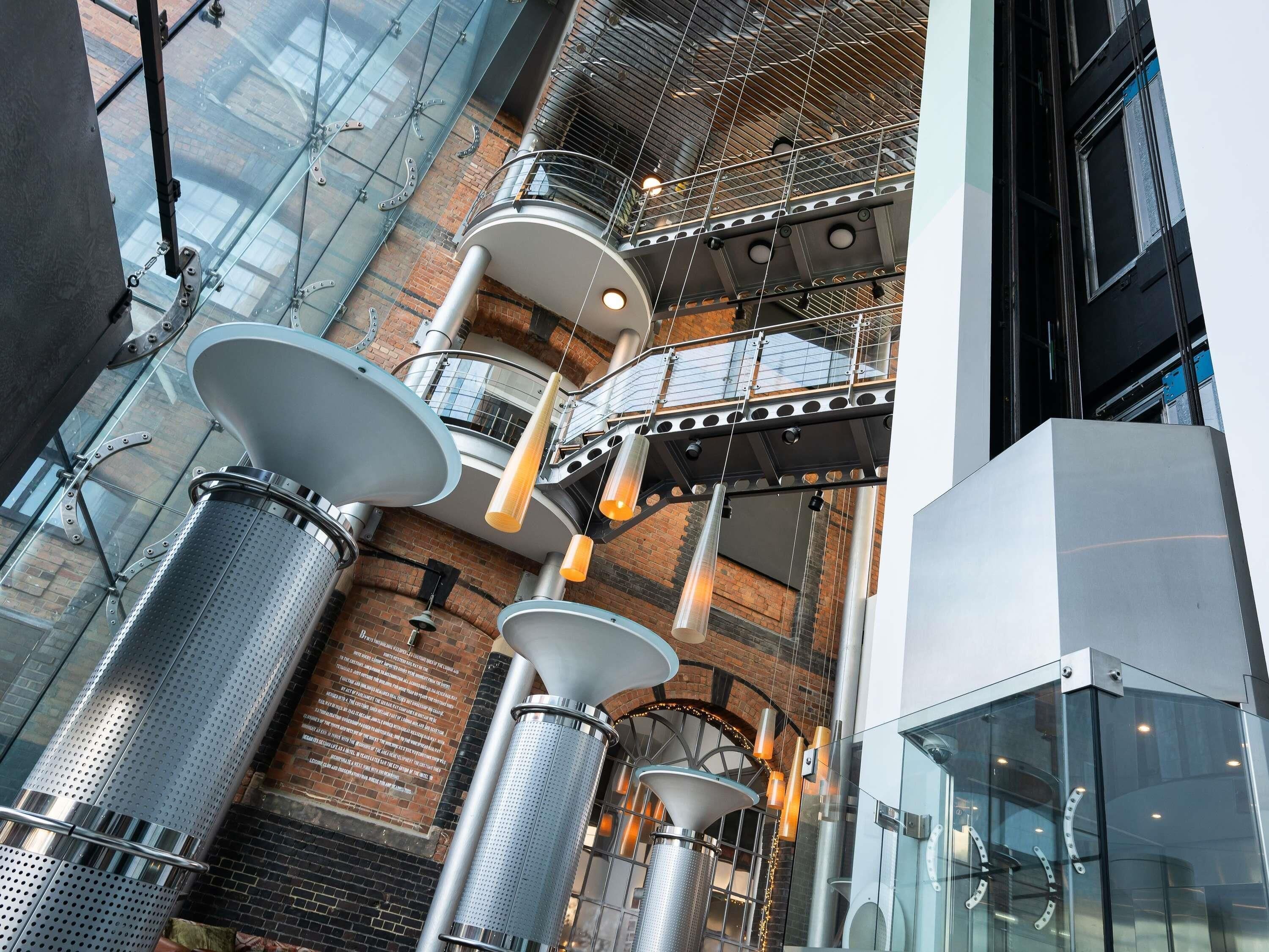 Een kluis op de kamer, een bureau, een laptopwerkplek