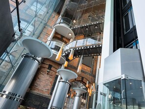 خزنة داخل الغرفة ومكتب ومساحة عمل للكمبيوتر المحمول وستائر تعتيم