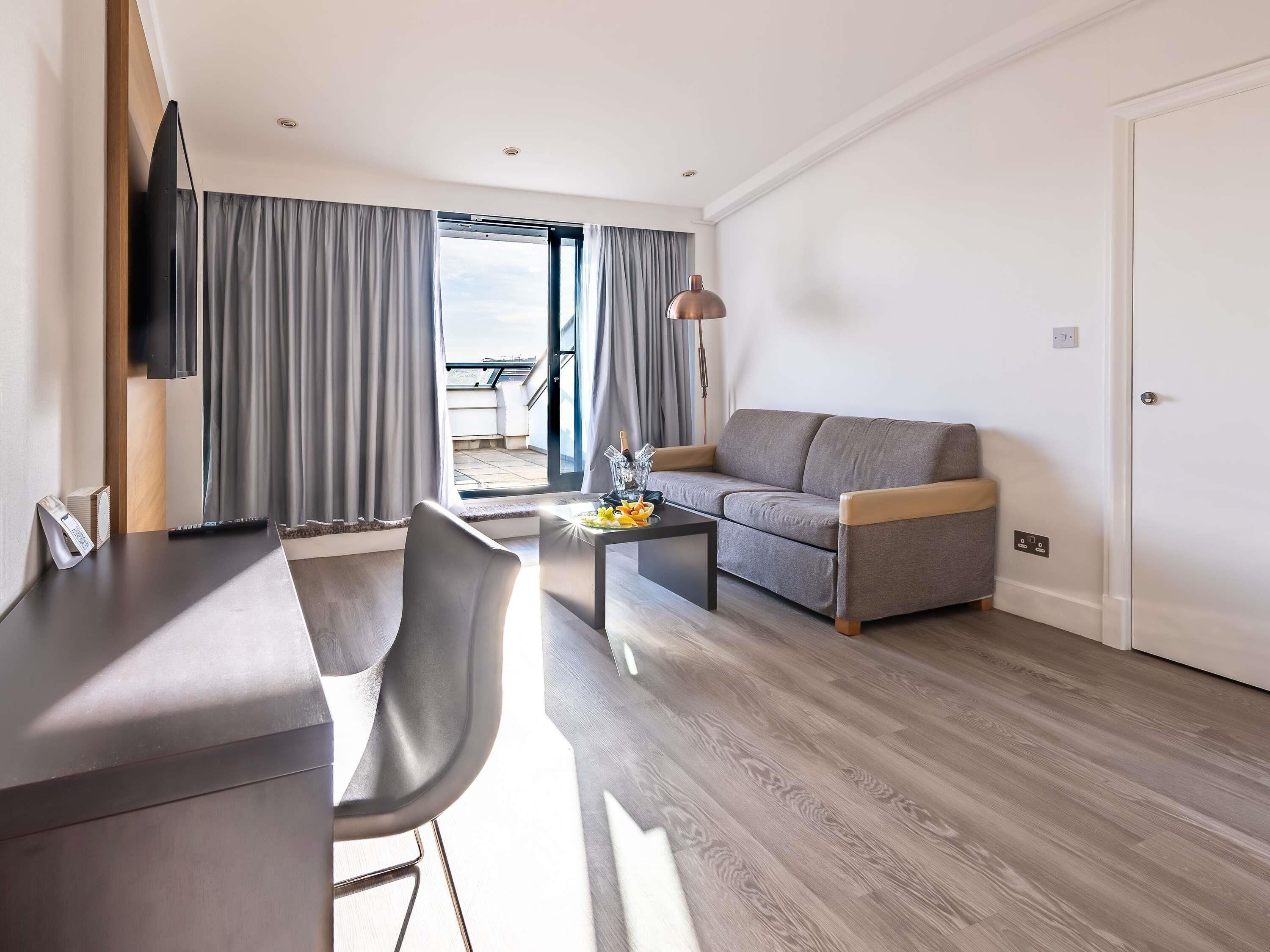 客房内保险箱、办公桌、笔记本电脑工作区、遮光窗帘