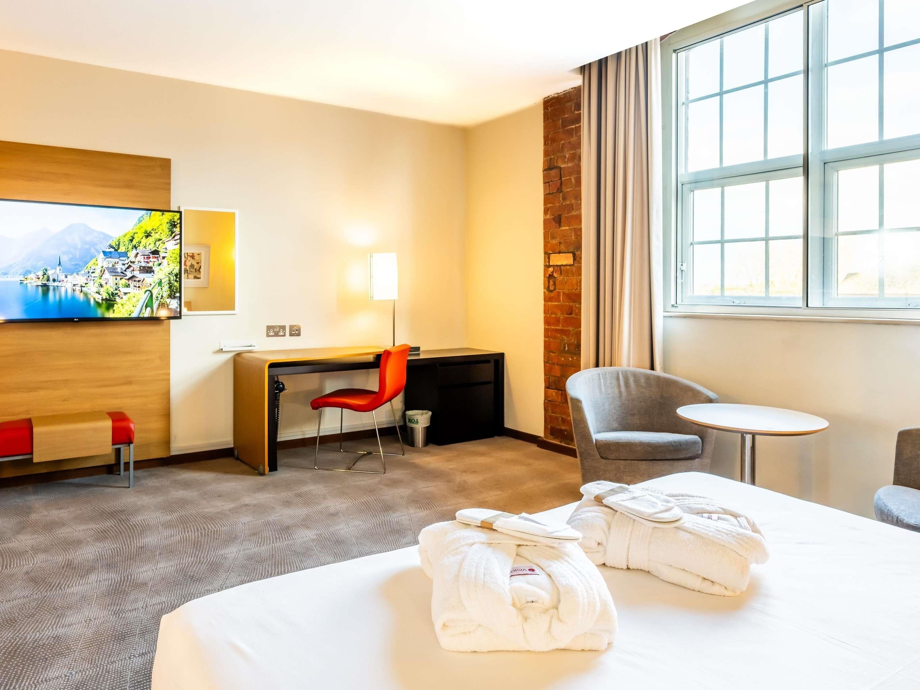 客房内保险箱、办公桌、笔记本电脑工作区、遮光窗帘