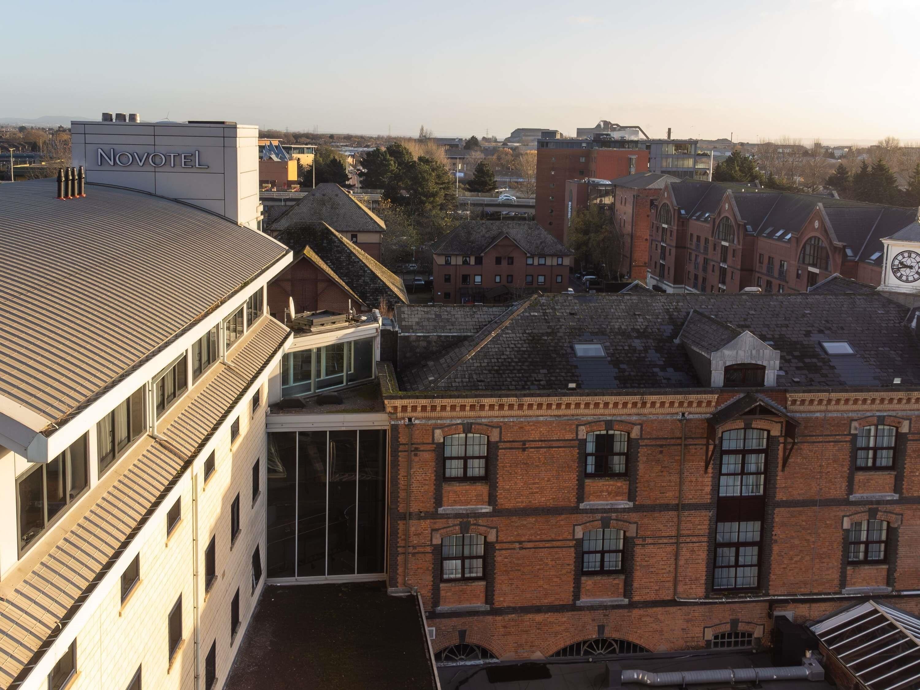 خزنة داخل الغرفة ومكتب ومساحة عمل للكمبيوتر المحمول وستائر تعتيم