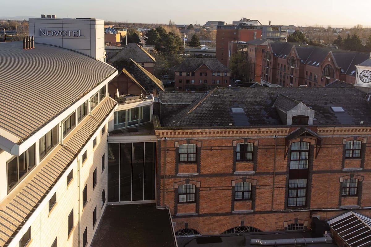 Suite Junior, 1 grand lit, balcon | Coffre-fort pour ordinateur portable, bureau