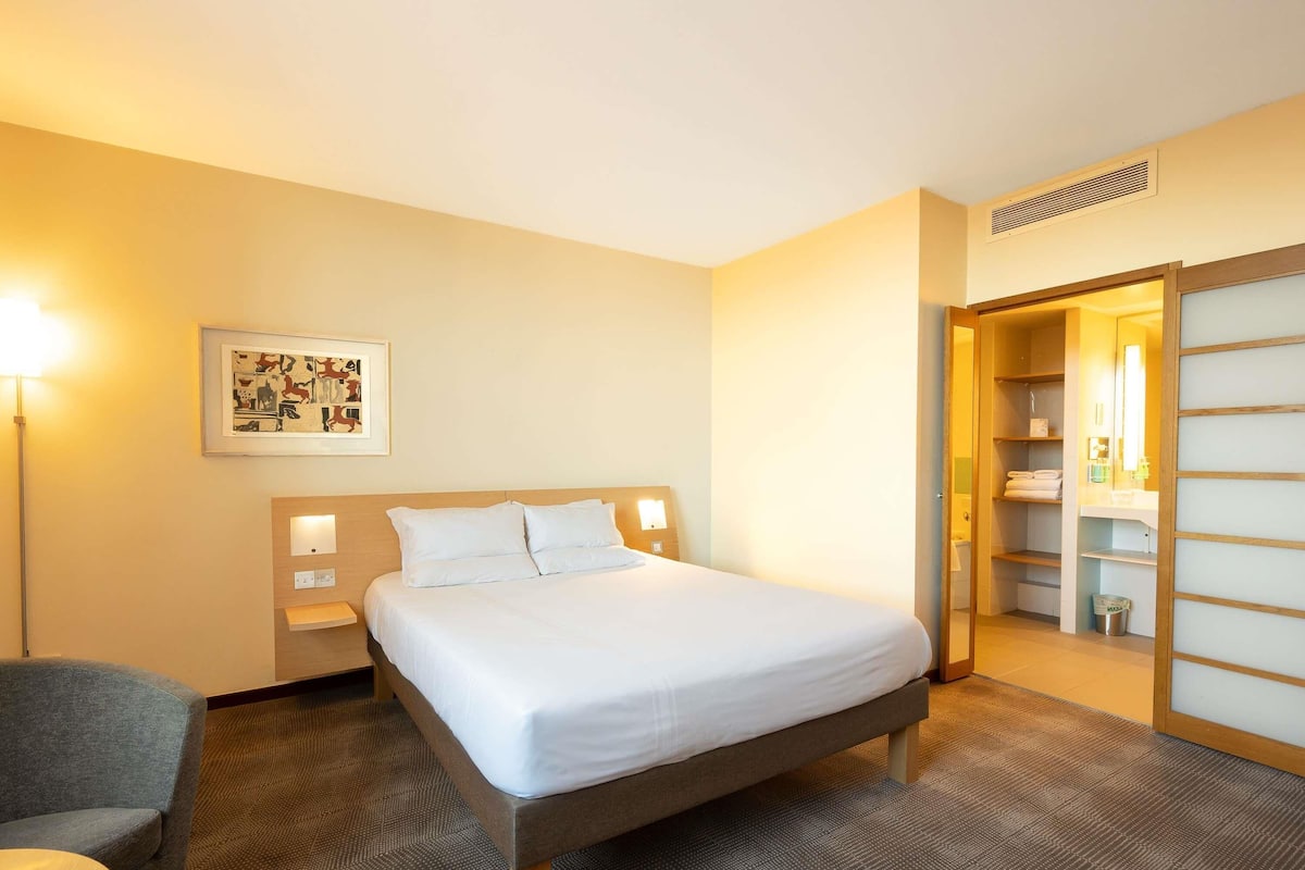 Executive-Zimmer, 1 Queen-Bett und Schlafsofa | Zimmersafe, Schreibtisch, laptopgeeigneter Arbeitsplatz