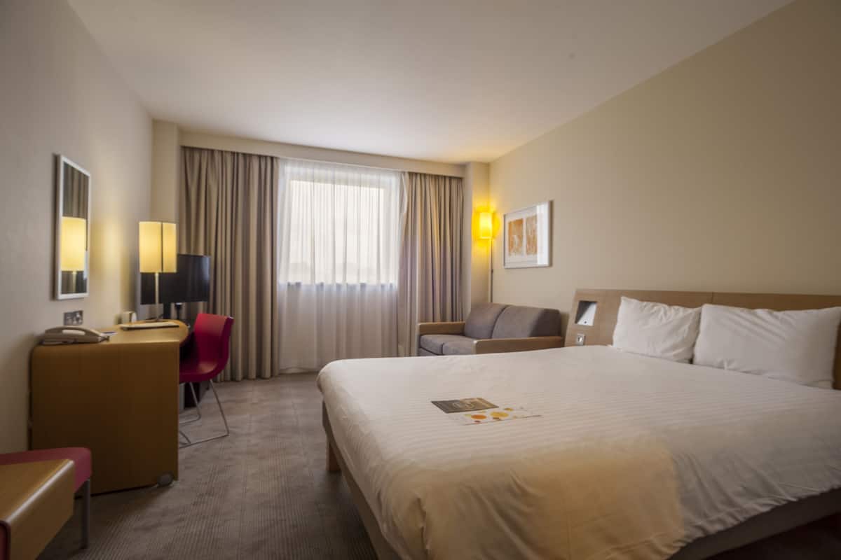 Standard Room, 1 Queen Bed with Sofa bed | In-room safe, desk, laptop workspace, blackout drapes