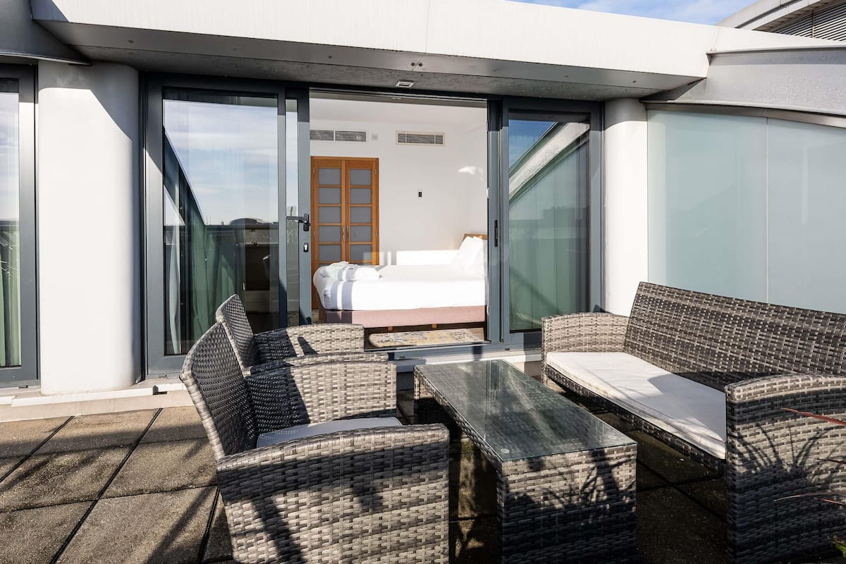 Suite, 1 lit double et 1 canapé-lit, balcon | Coffres-forts dans les chambres, bureau