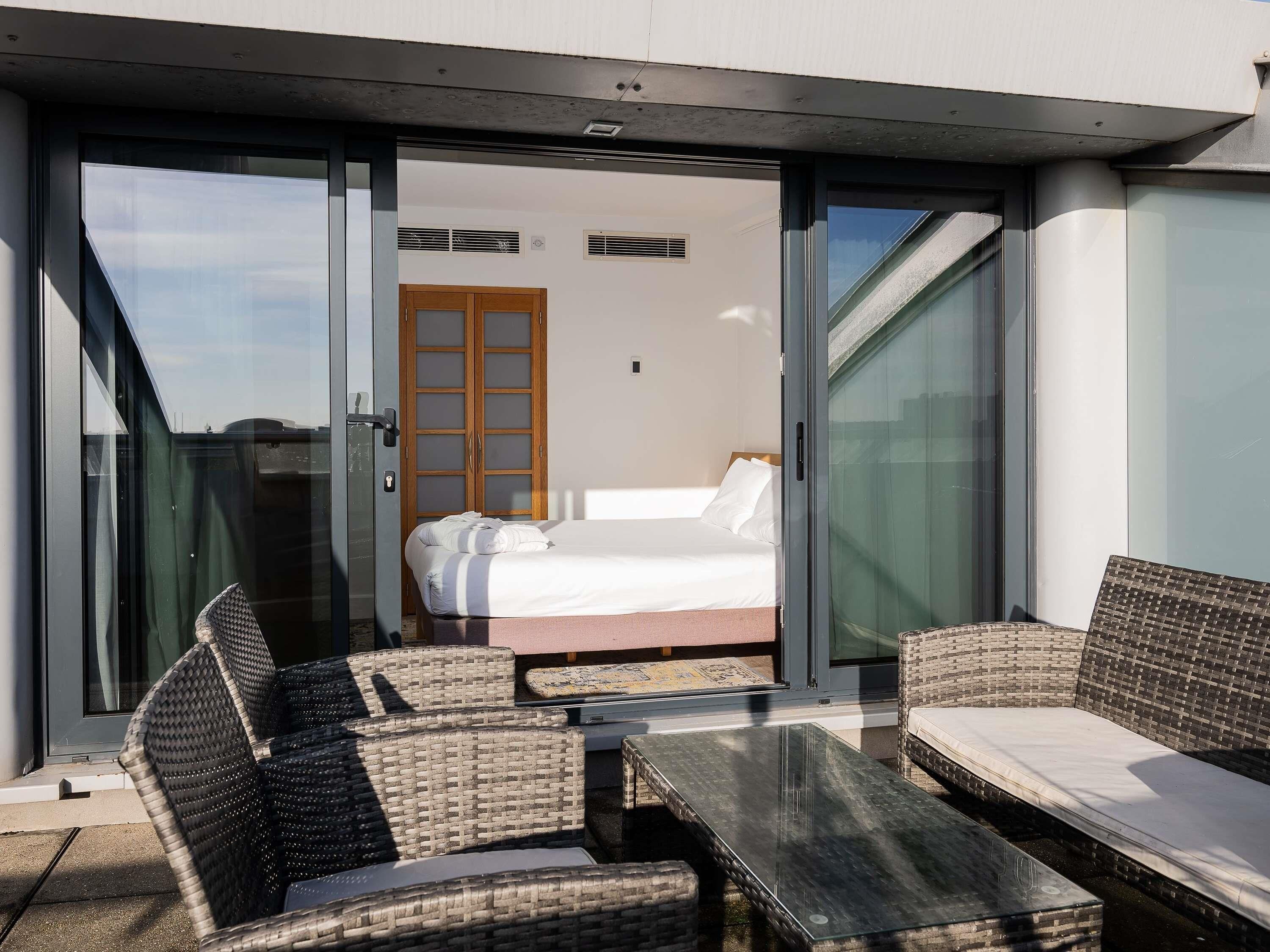 خزنة داخل الغرفة ومكتب ومساحة عمل للكمبيوتر المحمول وستائر تعتيم