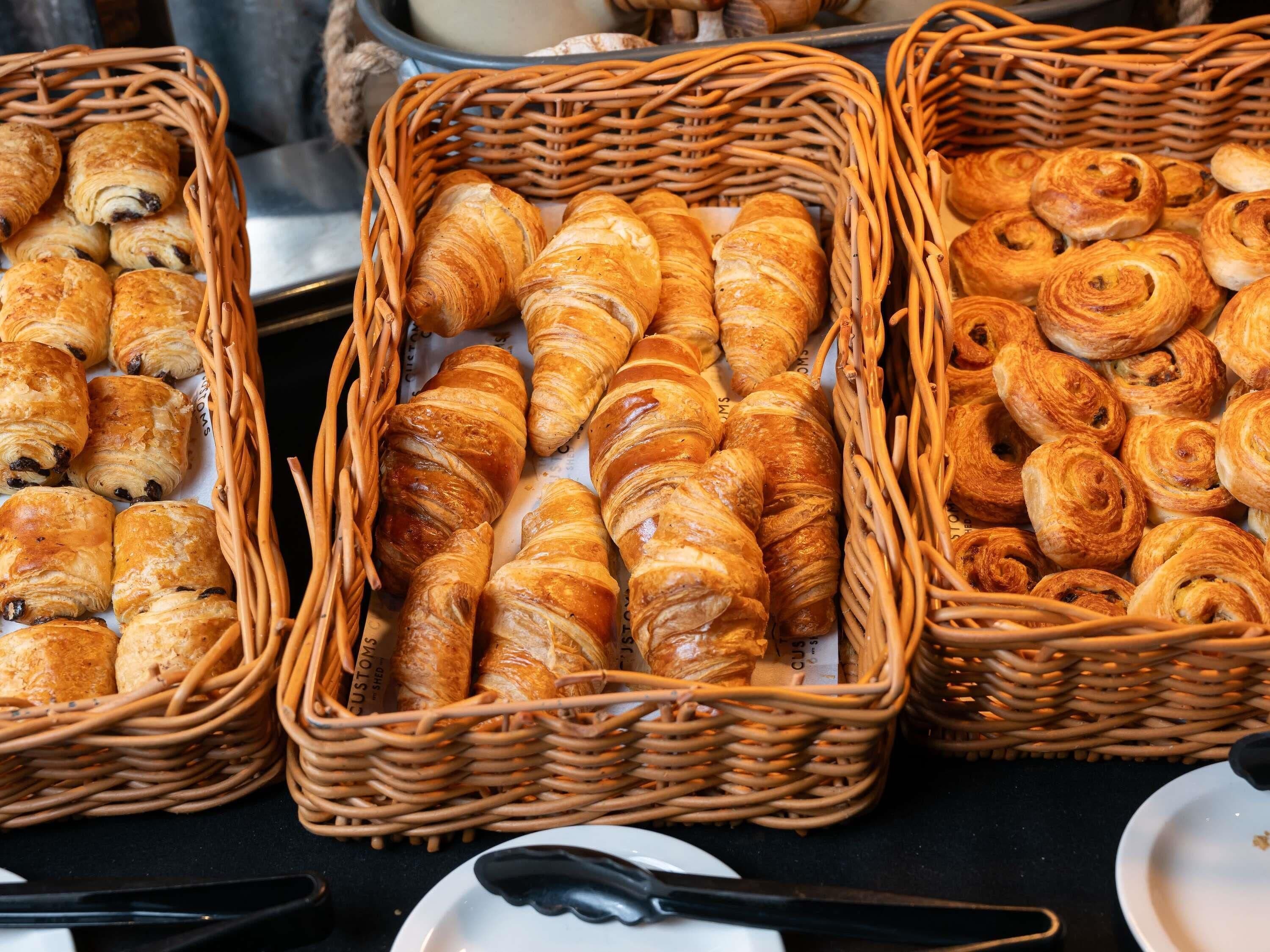 Des paniers en osier remplis de diverses pâtisseries.