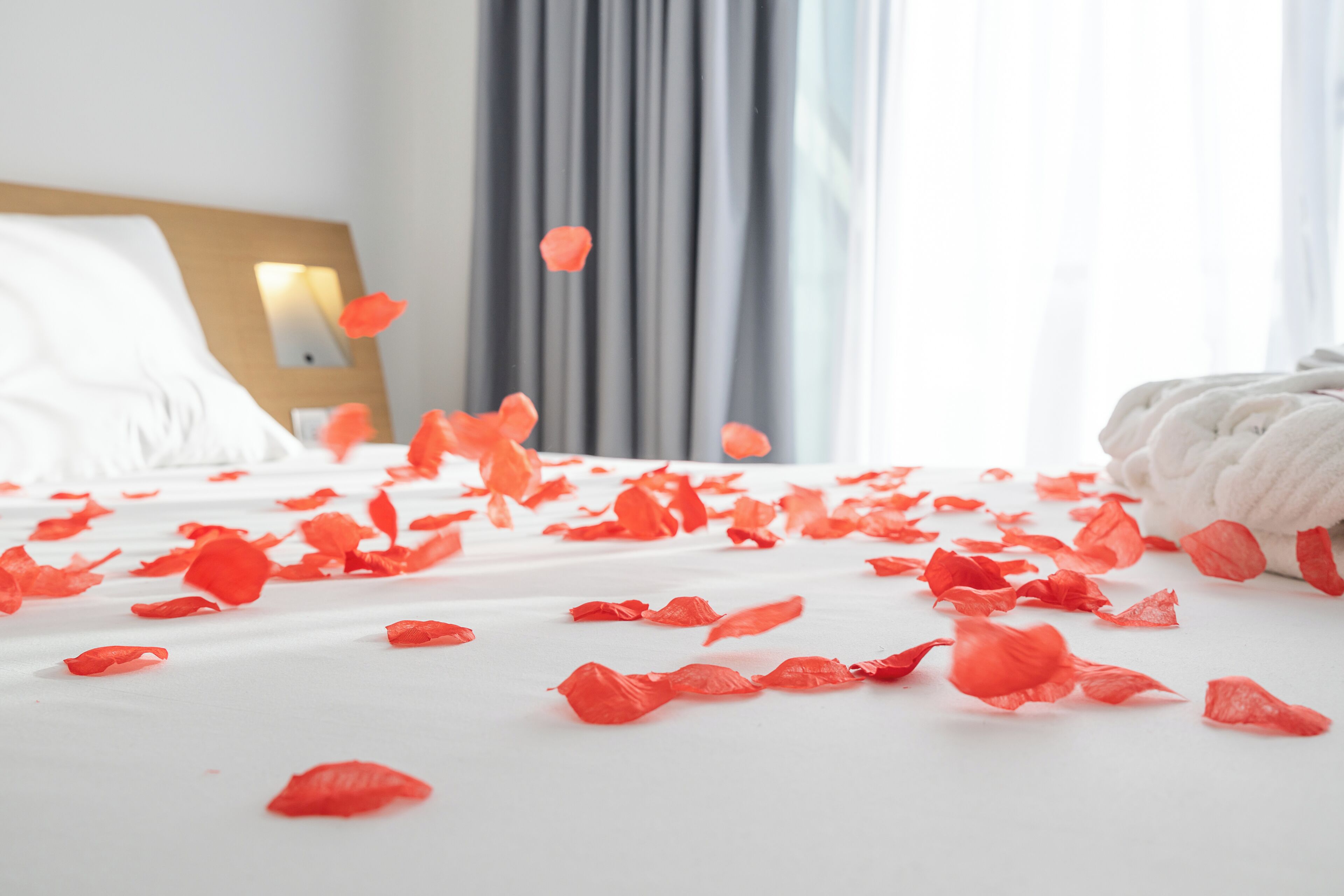 خزنة داخل الغرفة ومكتب ومساحة عمل للكمبيوتر المحمول وستائر تعتيم