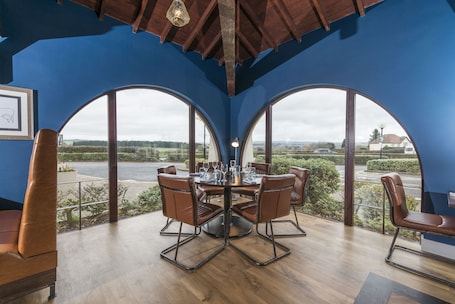 Se sirven desayunos, cenas y cocina británica