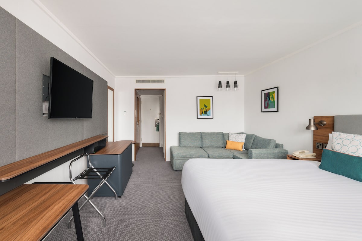 Minibar, Zimmersafe, Schreibtisch, laptopgeeigneter Arbeitsplatz