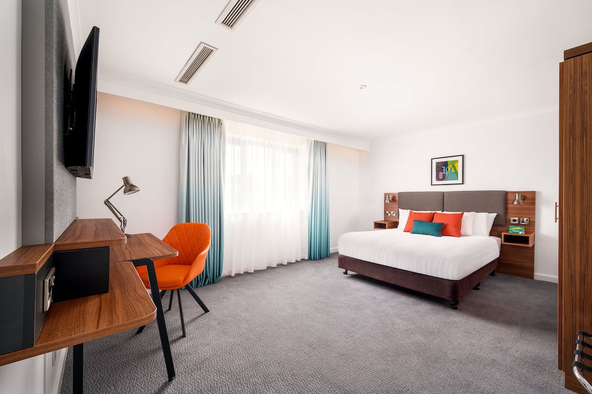 Minibar, Zimmersafe, Schreibtisch, laptopgeeigneter Arbeitsplatz