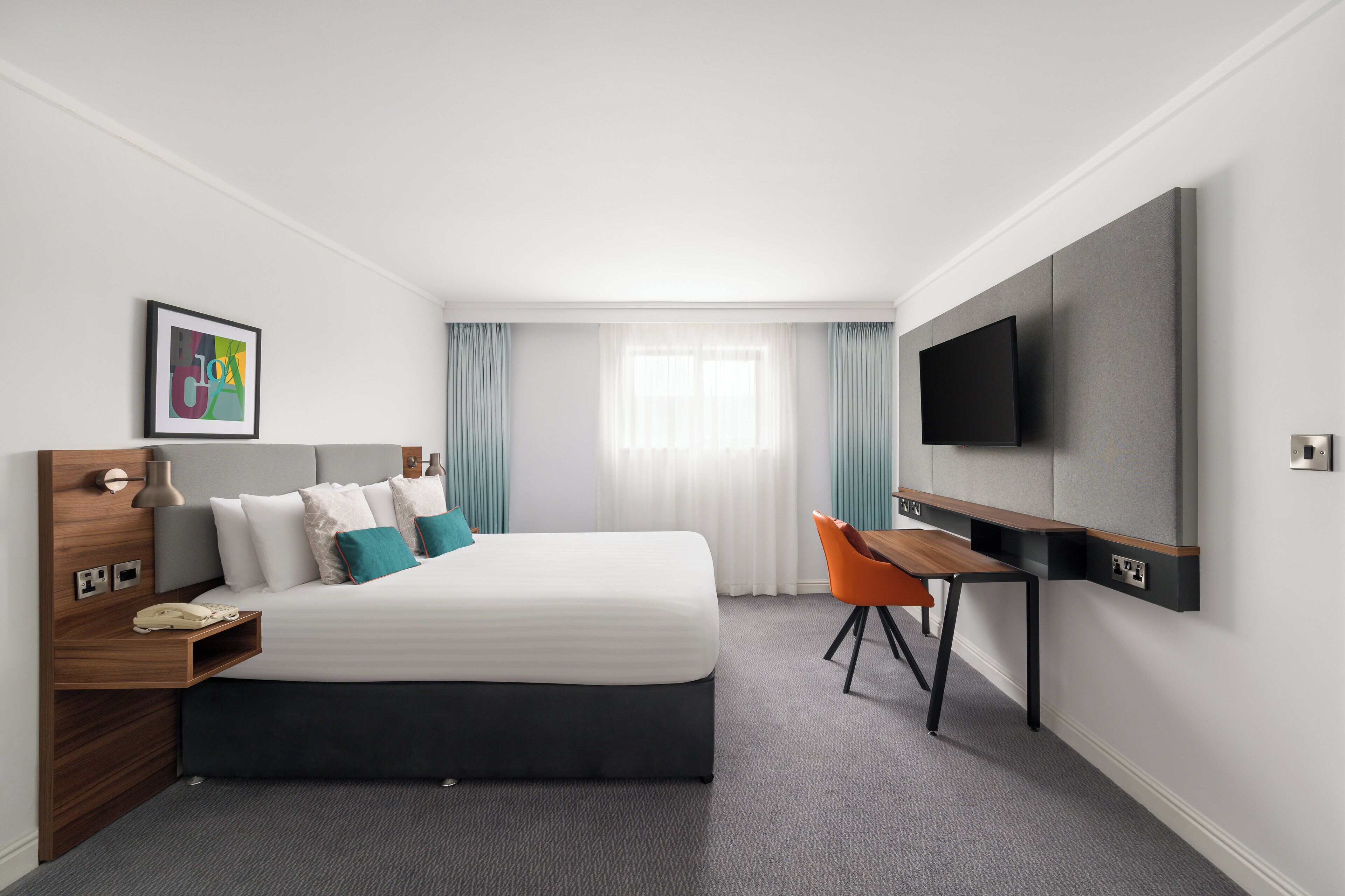 Minibar, caja de seguridad en la habitación y escritorio 