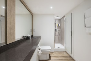 Minibar, in-room safe, desk, laptop workspace - Holiday Inn Birmingham Bromsgrove by IHG (Bromsgrove)