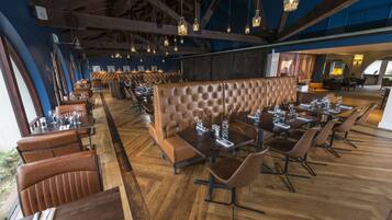 Petit déjeuner et dîner servis sur place, spécialités Cuisine anglaise