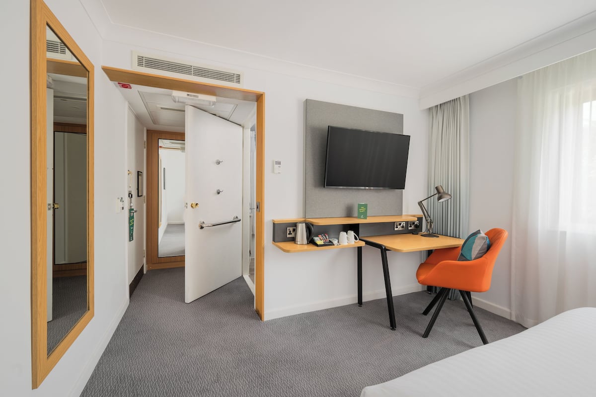 Standardzimmer, 1 Doppelbett, barrierefrei | Minibar, Zimmersafe, Schreibtisch, laptopgeeigneter Arbeitsplatz