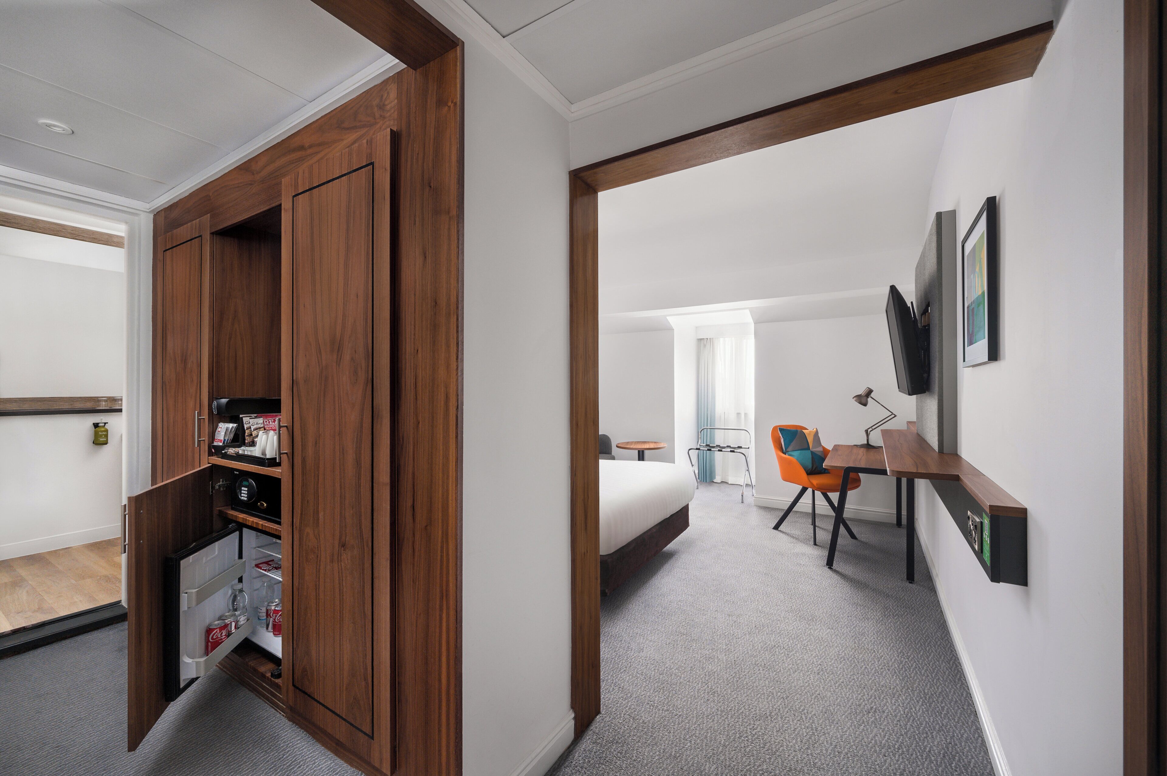 Suite, 1 dobbeltseng | Minibar, safe på rommet, skrivebord og skrivebord for bærbar PC