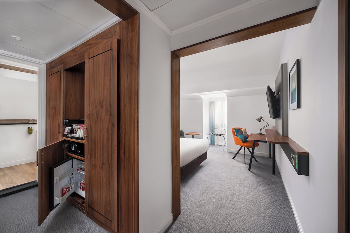 Suite, 1 Doppelbett | Minibar, Zimmersafe, Schreibtisch, laptopgeeigneter Arbeitsplatz