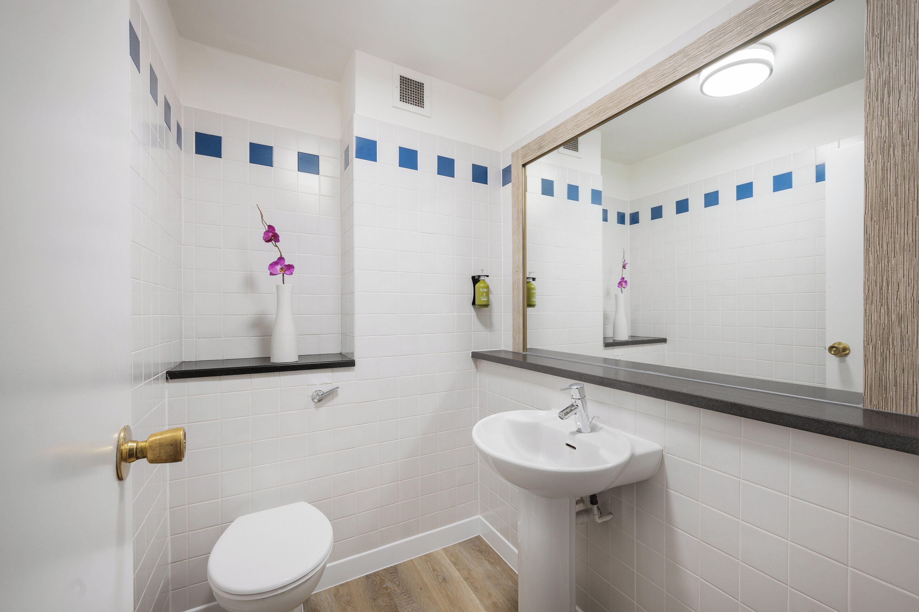 Minibar, safe på rommet, skrivebord og skrivebord for bærbar PC