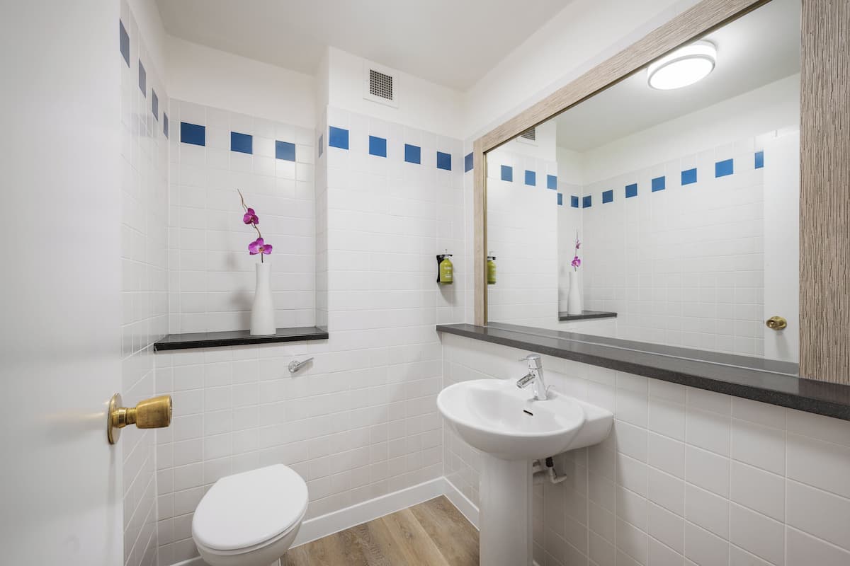 Minibar, Zimmersafe, Schreibtisch, laptopgeeigneter Arbeitsplatz