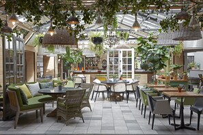 2 restaurants, servant le déjeuner et le dîner; cuisine méditerranéenne