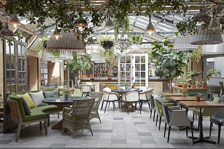 2 restaurantes, se sirven desayunos, comidas y cocina mediterránea