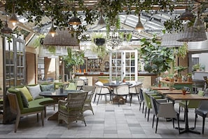 2 restaurants, servant le déjeuner et le dîner; cuisine méditerranéenne