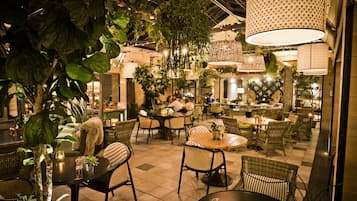 2 bares o lounges