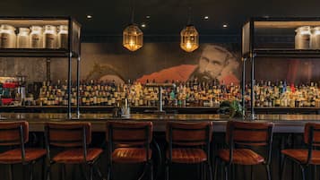 2 bars/lounges