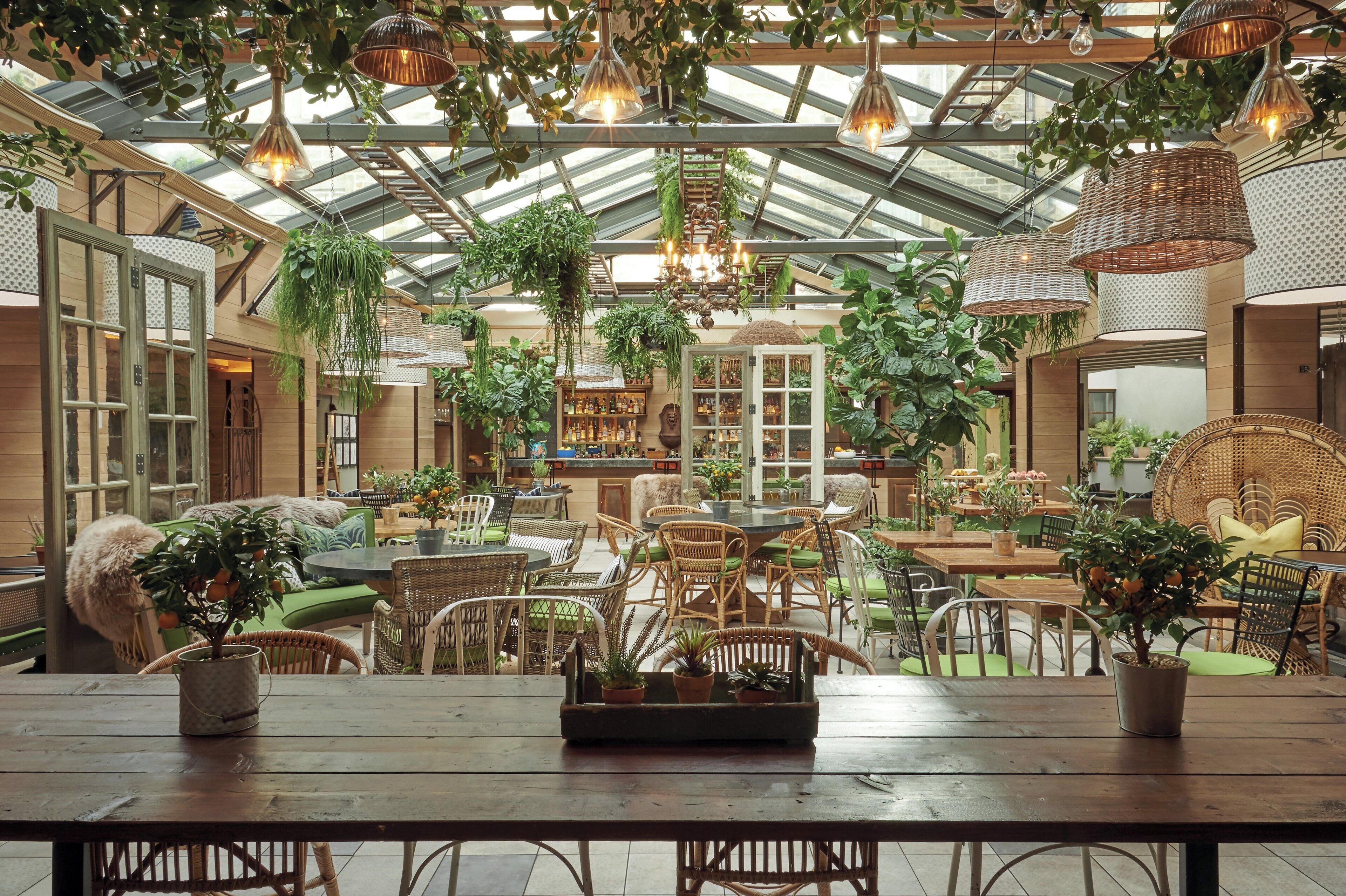 2 restaurants; breakfast, lunch and dinner served 