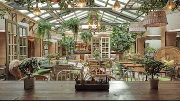 2 restaurants; breakfast, lunch and dinner served