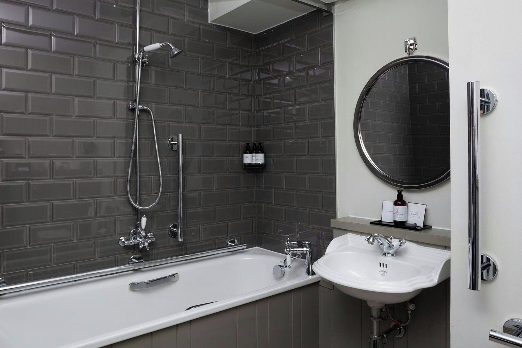 Un bagno con una vasca, un lavandino, uno specchio e una doccia.