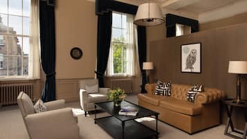 Suite, 1 kamar tidur (Charlotte Square View) | Seprai antialergi, bantalan ekstra lembut, dan brankas