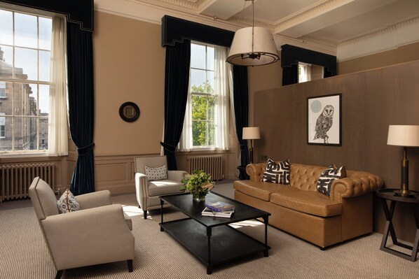 Suite, 1 Bedroom (Charlotte Square View) | Hypo-allergenic bedding, pillowtop beds, in-room safe