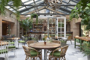 2 restaurantes, se sirven desayunos, comidas y cocina mediterránea