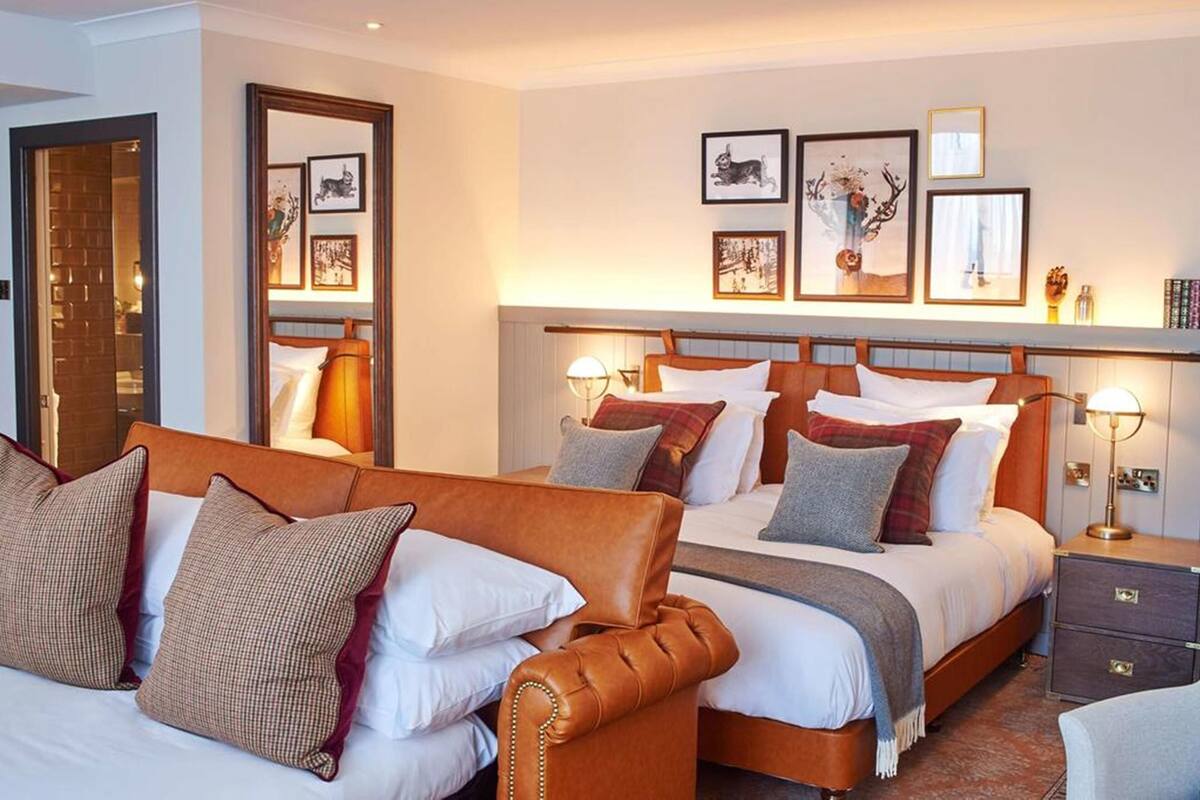 Een hotelkamer met een groot bed, een slaapbank en een nachtkastje.