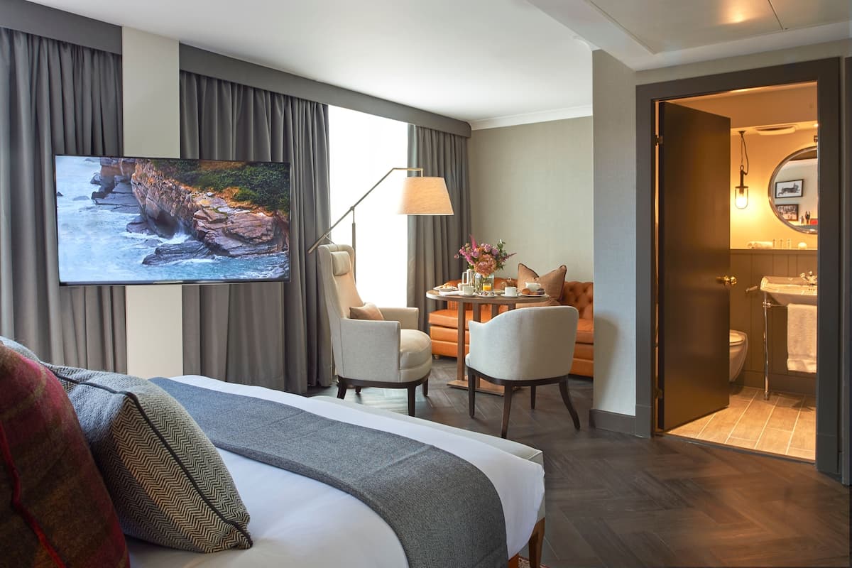 deluxe double room, 1 king bed, balcony | 1 bedroom, hypo-allergenic bedding, pillow-top beds, in-room safe