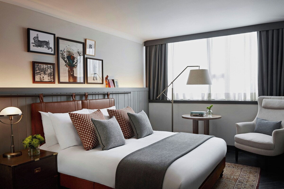 Chambre, 1 grand lit, accessible aux personnes à mobilité réduite | Literie hypoallergénique, lit avec matelas à plateau-coussin