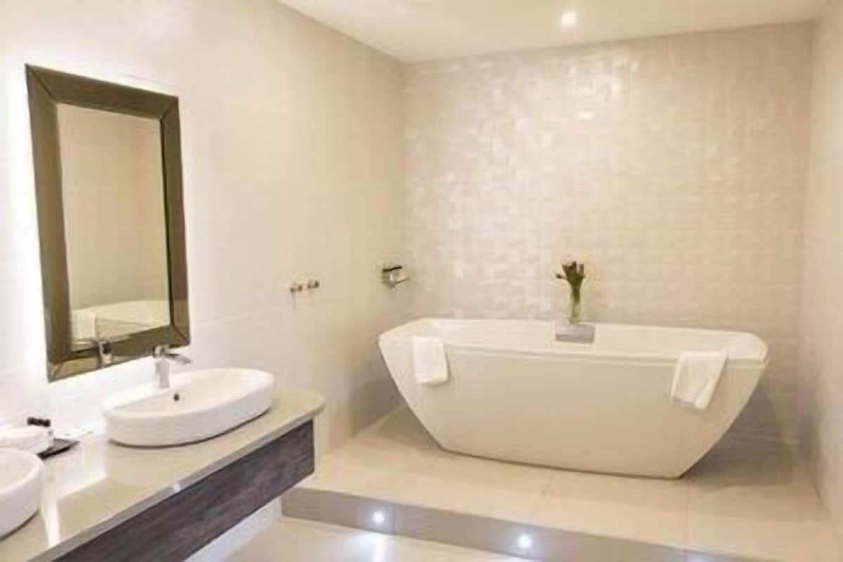 Bathroom | Free toiletries, hair dryer, soap, shampoo