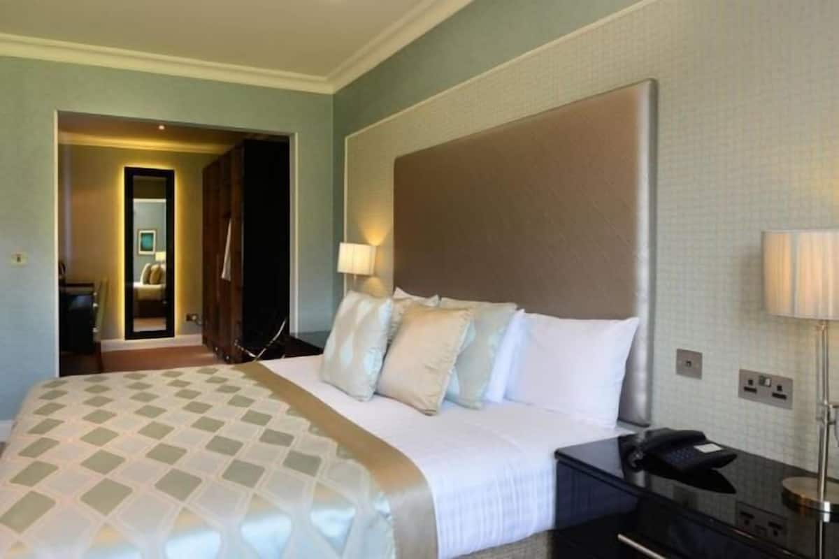 1 bedroom, premium bedding, desk, blackout curtains