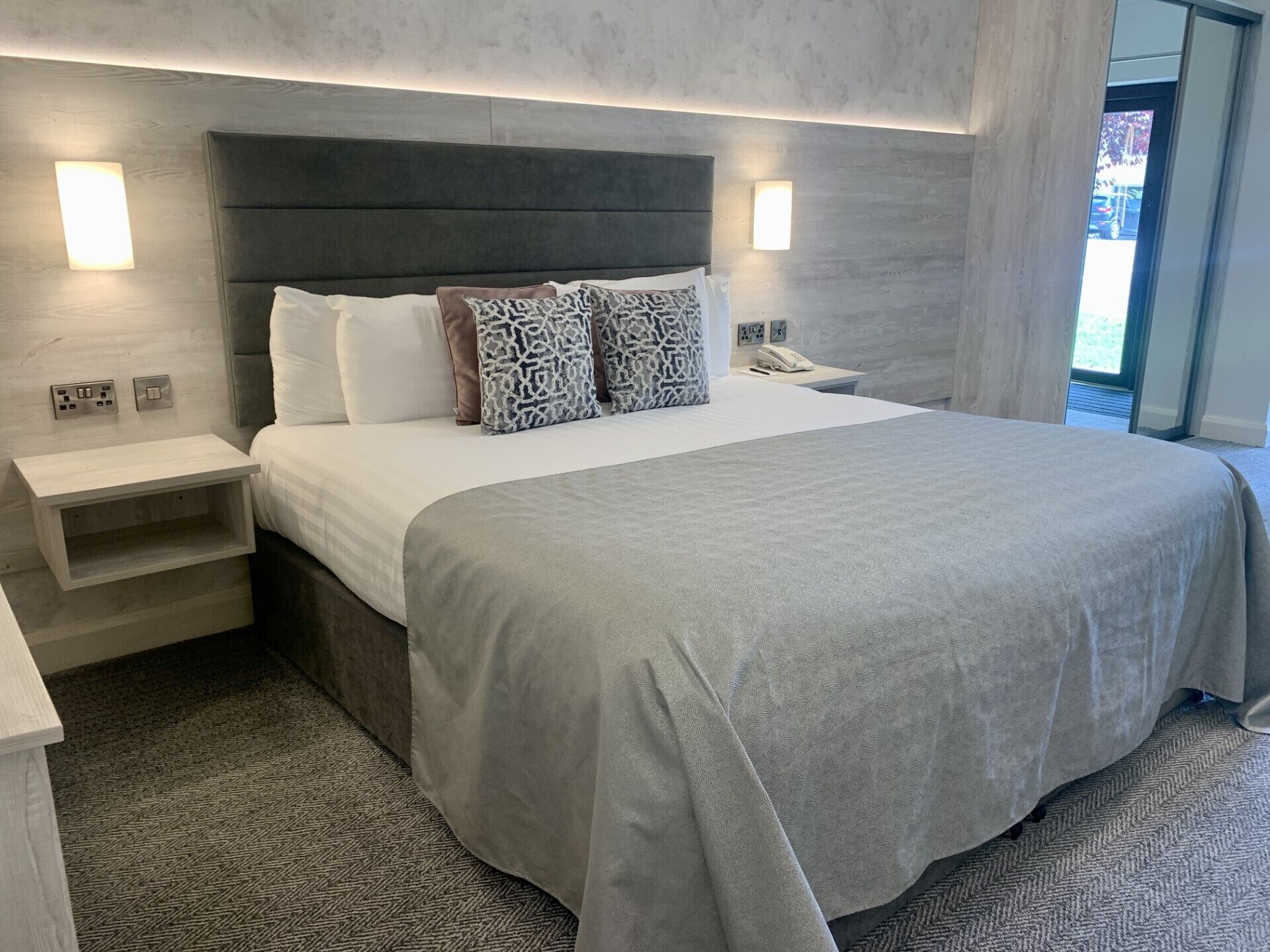 Executive Double Room | Bathroom | Free toiletries, hair dryer, soap, shampoo