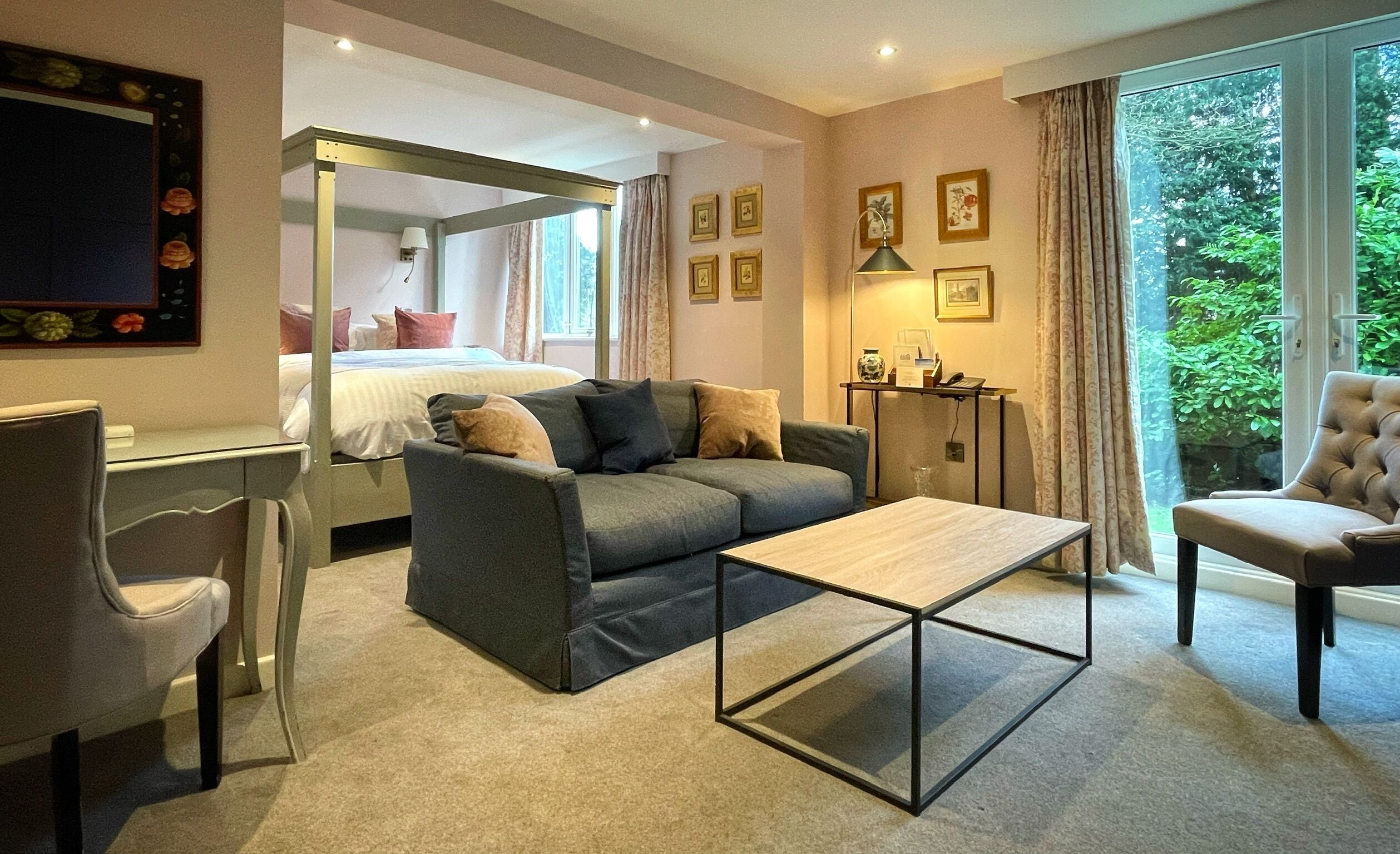 executive suite | hypo-allergenic bedding, iron/ironing board, free wifi, bed sheets