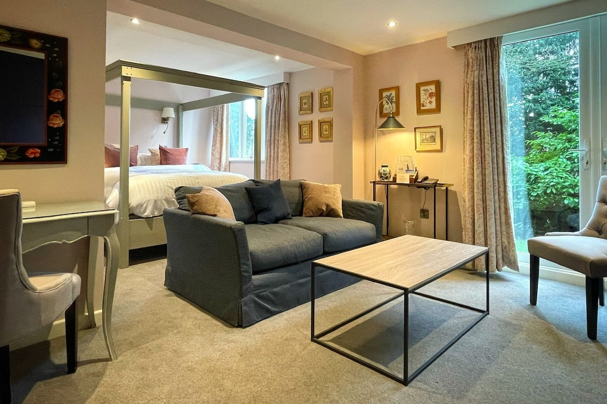 executive suite | hypo-allergenic bedding, iron/ironing board, free wifi, bed sheets