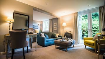 Executive Suite | Hypo-allergenic bedding, iron/ironing board, free WiFi, bed sheets